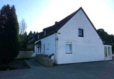 Landliebe: Sanierungsbedürftige DHH mit einer gigantischen Doppel-Garage in einmaliger Lage