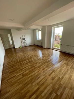 Helle & Freundliche Wohnung mit Balkon – Badewanne & Dusche