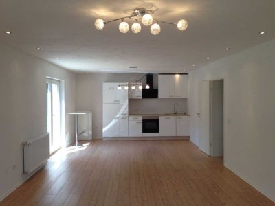 Schöne 5-Zimmer-Wohnung mit Balkon und Einbauküche zu vermieten