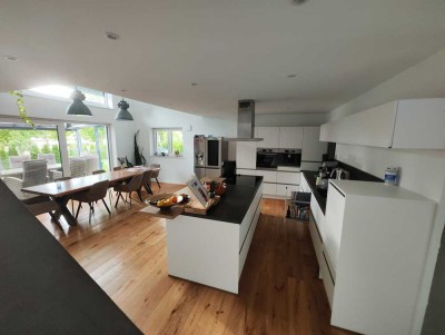 Exkl. Neuwertiges Haus mit vermieteter ELW - von Privat