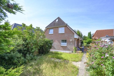 Ruhig gelegene Wohnung mit Balkon - Drei Zimmer und Reserveflächen im Spitzboden