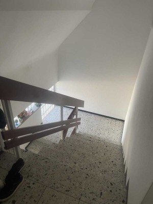 Vollständig renovierte 3-Zimmer-Wohnung mit EBK in Bad