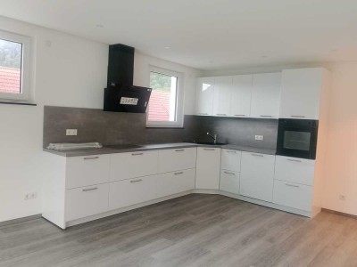 Erstbezug mit Balkon und Einbauküche: Geschmackvolle 3,5-Zimmer-Wohnung mit geh. Innenausstattung
