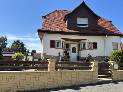 Kleines Einfam.haus wie aus dem Ei gepellt mit großem Hof, schönem Garten und edler Bepflanzung!