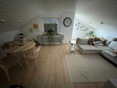 Geschmackvolle Dachgeschosswohnung mit drei Zimmern sowie Balkon