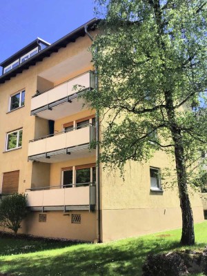 Wohnung im Hochparterre mit zwei Balkonen – renovierungsbereit
