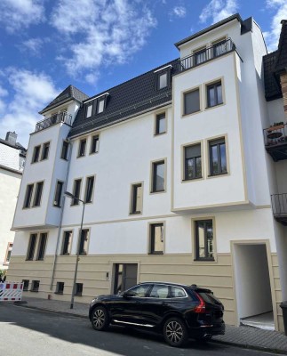 Luxuriöses Wohnen auf zwei Ebenen – Neubau-Erstbezug mit 5 Zimmern, Designküche, Südbalkon