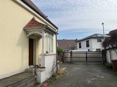 Teilsaniertes Wohnhaus mit Baufenster für Neubau