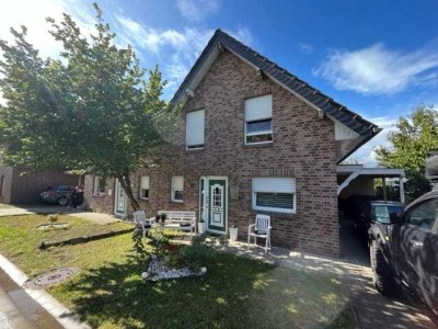 Schöne Doppelhaushälfte mit Carport