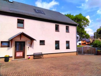 Maisonettewohnung mit 4 Zimmern, Einbauküche & 2 Garagen  – Ländlich, familiär & sofort frei