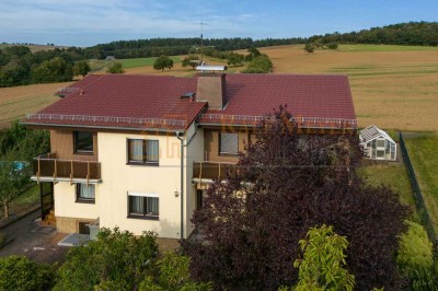 *Einfamilienhaus mit Einliegerwohnung in Feldrandlage von Braunfels-Neukirchen*