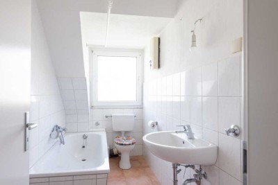 Erstbezug nach Sanierung mit Einbauküche: Geschmackvolle 3-Zimmer-DG-Wohnung in Essen
