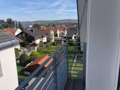 Stilvolle, vollständig renovierte 2,5-Zimmer-DG-Wohnung mit Balkon und EBK in Esslingen am Neckar