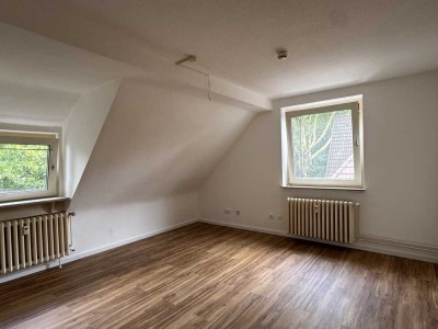 Frisch renoviert! 2-Zimmer im Dachgeschoss