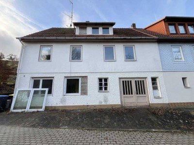 In ruhiger Aussichtslage von Heenes: Renovierungsbedürftige 160m²-DHH mit großer Werkstatt/Lager