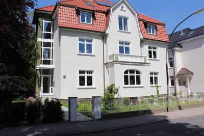 Bergedorf Villengebiet nähe Schlosspark; gepflegte 5-Zimmer-DG-Wohnung mit Balkon