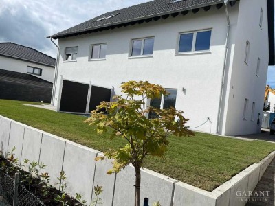 Exklusive, großzügige Doppelhaushälfte in herrlicher Wohngegend mit Burgblick