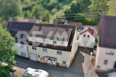 Historisches Einfamilienhaus mit zwei getrennten Wohnbereichen und Wohnung über der Doppel-Garage.