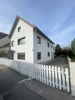 Sehr gepflegtes Reihenendhaus mit 6 Zimmern, Nebengebäude und Carport im Zentrum von Dingolfing