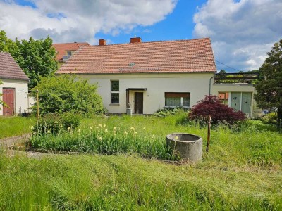 Zum Verkauf steht ein massives Ein- oder Zweifamilienhaus