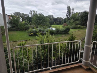 Ruhige, hübsche, lichtdurchflutetet 2 Zimmerwohnung,Tageslichtbad, Südbalkon, Blick ins Grüne