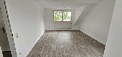 Renovierte und helle Dachgeschosswohnung, 650 € - 91 m² - 4.0 Zi.