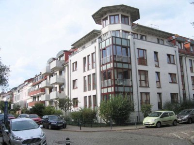 Von Privat: Top Lage im Viertel. Hervorragend geschnittene 3 Zi., Terrasse, Balkon und TG-Stellpl.