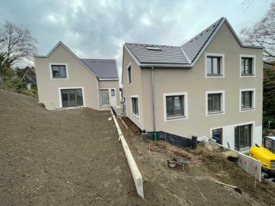 Erstbezug: 5,5Zi-Wohnung (159m²) in Haus-in-Haus-Neubau auf einmaligem Hanggrundstück mit Weitblick