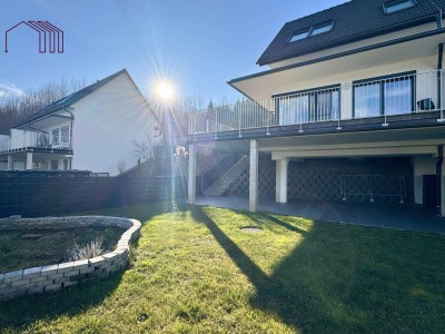 WOHNEN AM WALDRAND: Modernes Reihenhaus mit großzügiger Terrasse, Garten und Carport