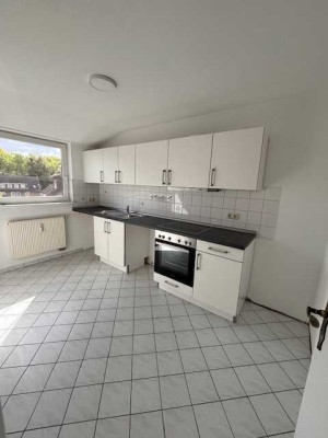 Frisch renovierte 2-Zimmer-Dachgeschoss- Wohnung mit neuer EBK !