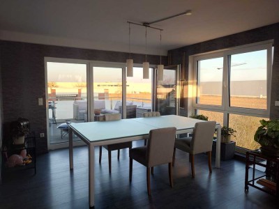 Ohne Maklerprovision: Wunderschönes 4-Zi. Penthouse inkl neuwertige Küche, Dachterrasse & Stellplatz