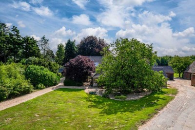 Bedburg-Hau: Hof mit mehreren Wohneinheiten, Café, Scheune und großem Grundstück