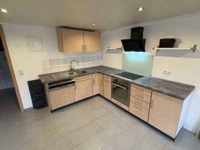 Souterrain-Wohnung mit eigenem Hauseingang und Garten