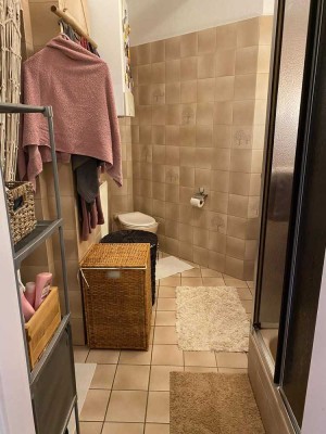 Sehr zentrale Wohnung mit Altbaucharme und Dielenboden