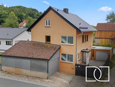 Hochwertig renoviert! Stilvolles Zweifamilienhaus mit Terrasse und schönem Garten in ruhiger Lage