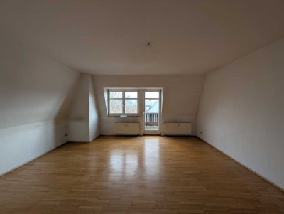 renovierte 4-Zimmer-Balkonwohnung im Herrenhaus