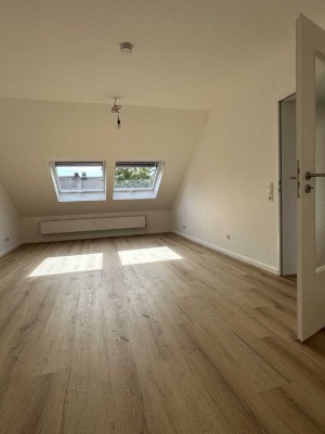 Erstbezug nach Sanierung: 3-Zi.-DG-Wohnung in Kamp-Lintfort