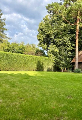 Wertvoll, perfekt + techn. herrvorragend, kleinere Villa aus 2013 + massivem Nebenhaus im Garten!