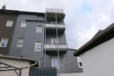 MFH MIT 4 WOHNUNGEN, 4 GARAGEN UND GARTEN IN W-RONSDORF
