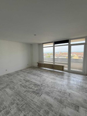 Renovierte, geräumige  4ZKBB Wohnung   !