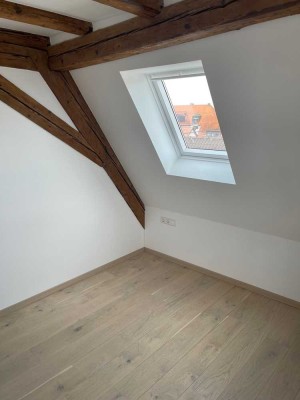 Exklusive 2-Zimmer-DG-Wohnung mit Einbauküche in Bönnigheim und Blick auf die Weinberge