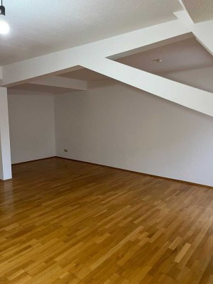 Wohnen im Zentrum von Fulda! Gut geschnittene, geräumige 1-Zimmer-Dachgeschosswohnung zu vermieten