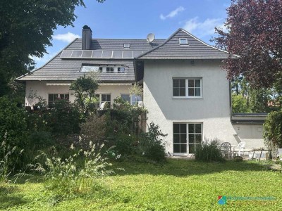 Grün wohnen. Stadtnah leben.
Begehrtes Grundstück mit Zweifamilienhaus in Speyer Süd.