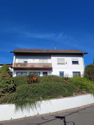 RESERVIERT: Sonnig gelegenes 4-Familienhaus mit 2 Garagen