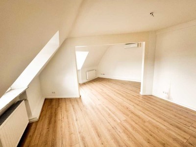 Düsseldorf-Rath: Charmante 3-Zimmer-Dachgeschosswohnung mit Klimaanlage