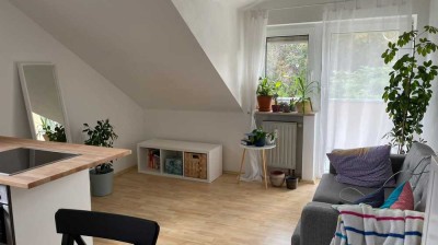 Sanierte Wohnung mit zwei Zimmern sowie Balkon und Einbauküche in Lappersdorf, Hainsacker