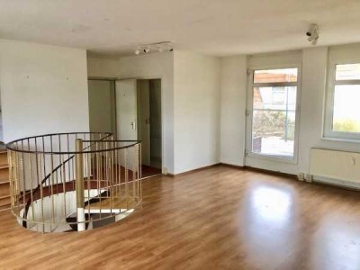 Helle Penthousewohnung über 2 Etagen mit Tiefgarage, Fahrstuhl und großer Dachterrasse. Sofort frei!