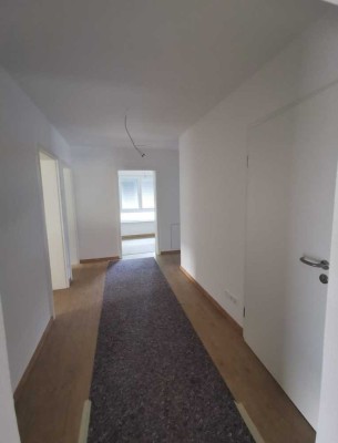 Freundliche und neuwertige 4-Zimmer-Dachgeschosswohnung mit geh. Innenausstattung mit EBK