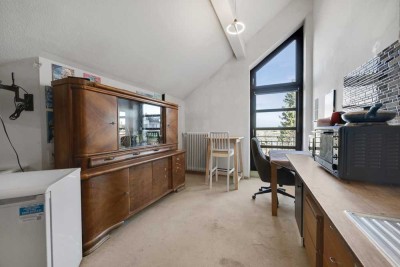 Großes möbliertes Balkonzimmer S-Bahn-nah mit Küche