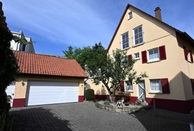 Freistehendes Einfamilienhaus mit Garten in Südausrichtung und Doppelgarage!